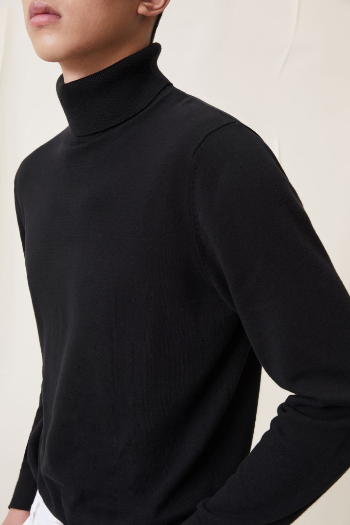 H and outlet m roll neck